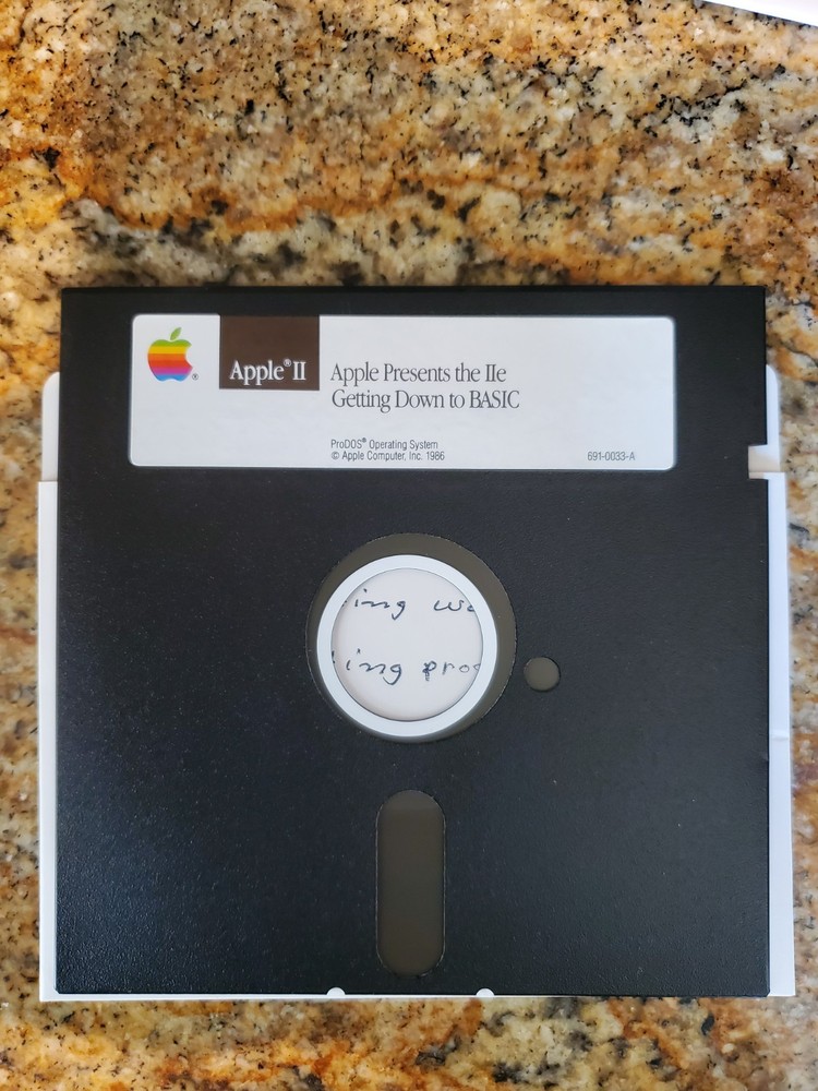 Apple II Software : APPLE PRESENTS IIe & Getting Down to Basic