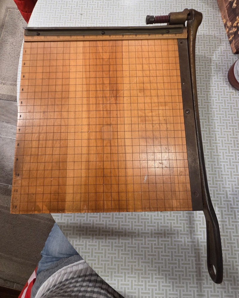 Paper cutter