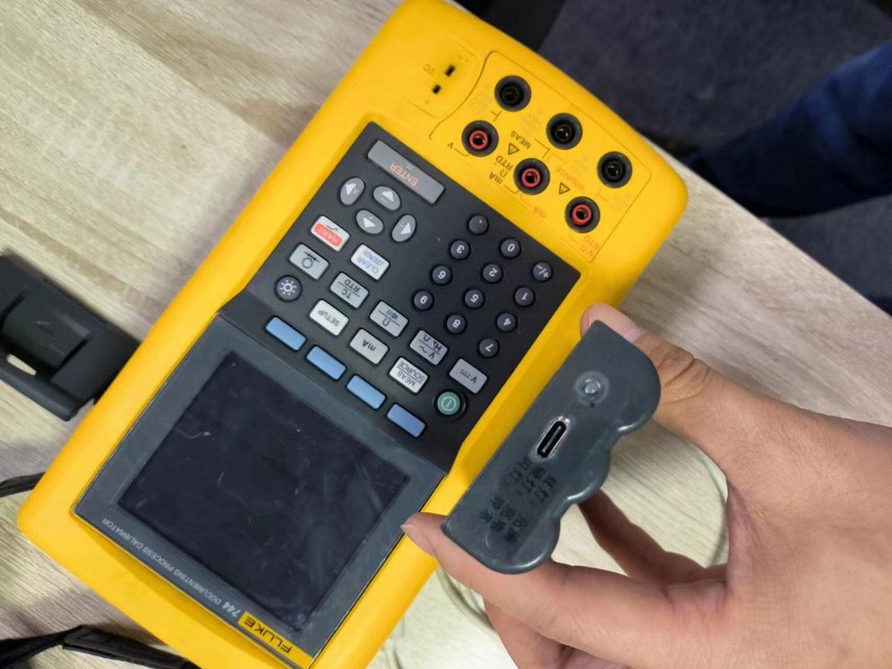 Fluke 744 Documenting Multifunction Process Calibrator