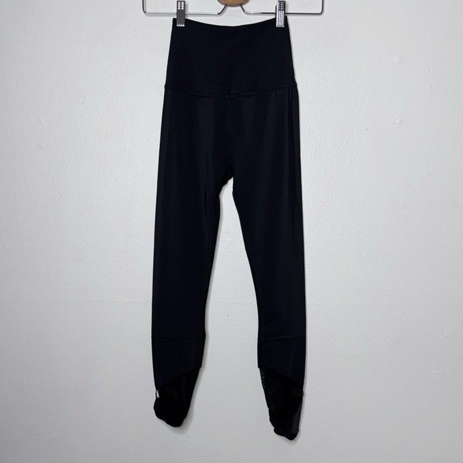 BEYOND YOGA High Waisted Mesh Ring Accent Leggings Size SMALL