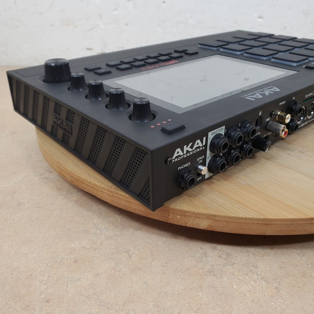 Akai Professional MPC Live II Standalone Sampler and Sequencer + Case