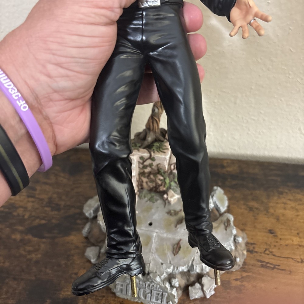 Angel (Buffy the Vampire Slayer/David Boreanaz - Varner Studios) statue