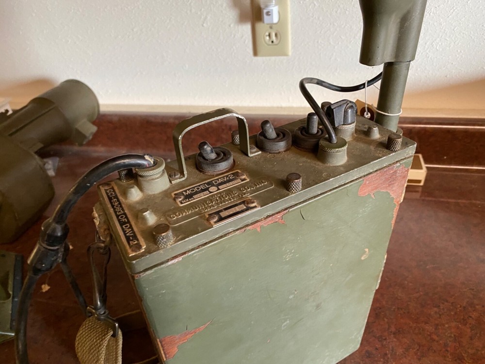 RARE ORIGINAL WWII NAVY USMC MARINE MODEL DAV-2 FIELD RADIO & CARRY STRAPS