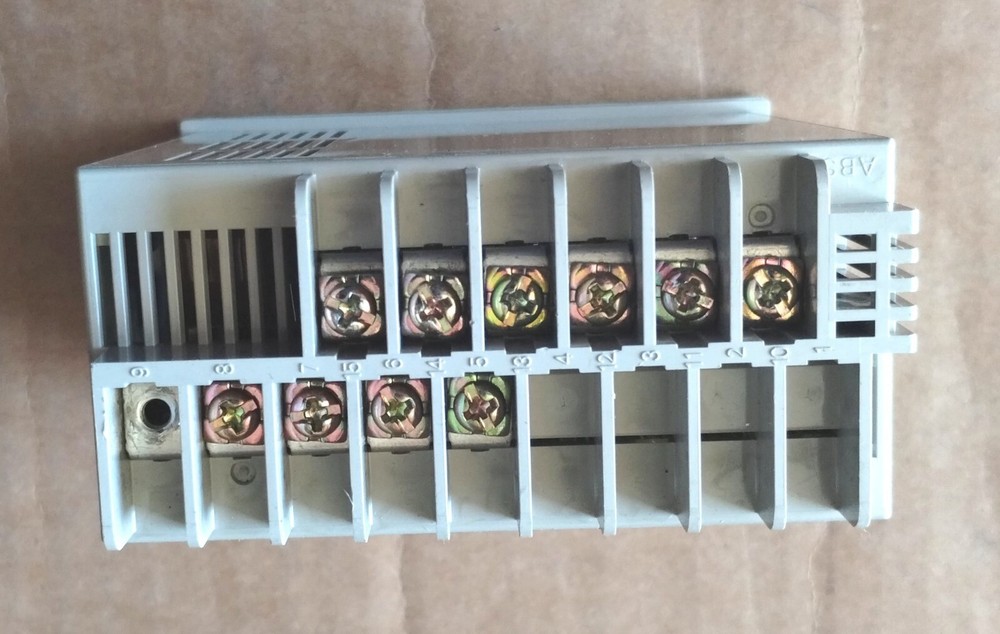 Omron E5EW-R1KJ E5EWR1KJ Temp Temperature Controller unit with clips 100-240vac