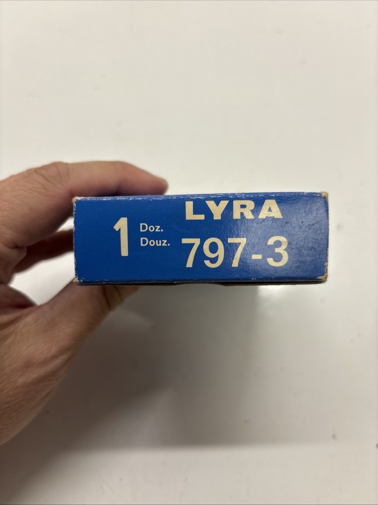 Lyra Red Lumber Crayons 1 Dozen