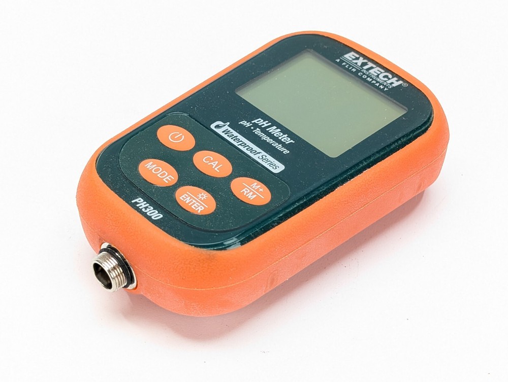 EXTECH PH300 pH / Temp Meter Kit w/Probe and Case