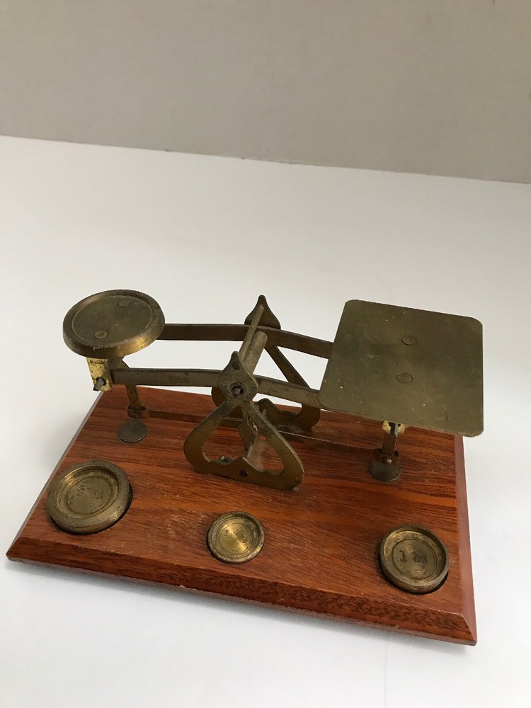 SMALL WARRANTED ACCURATE SCALE w/ WEIGHTS 2 OZ, 1 OZ, 1/2 OZ
