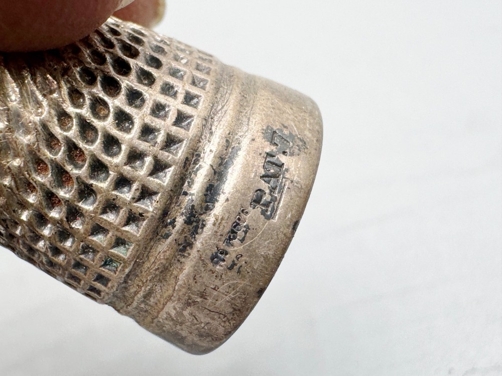 VINTAGE / ANTIQUE OLD SOLID STERLING SILVER SEWING THIMBLE