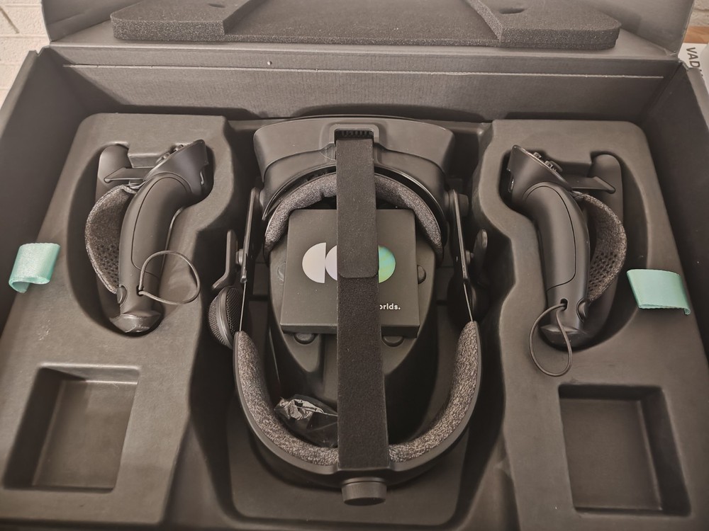 Valve Index VR Headset Full Kit PCVR w/ 2x Controllers + 4x Base Stations USED