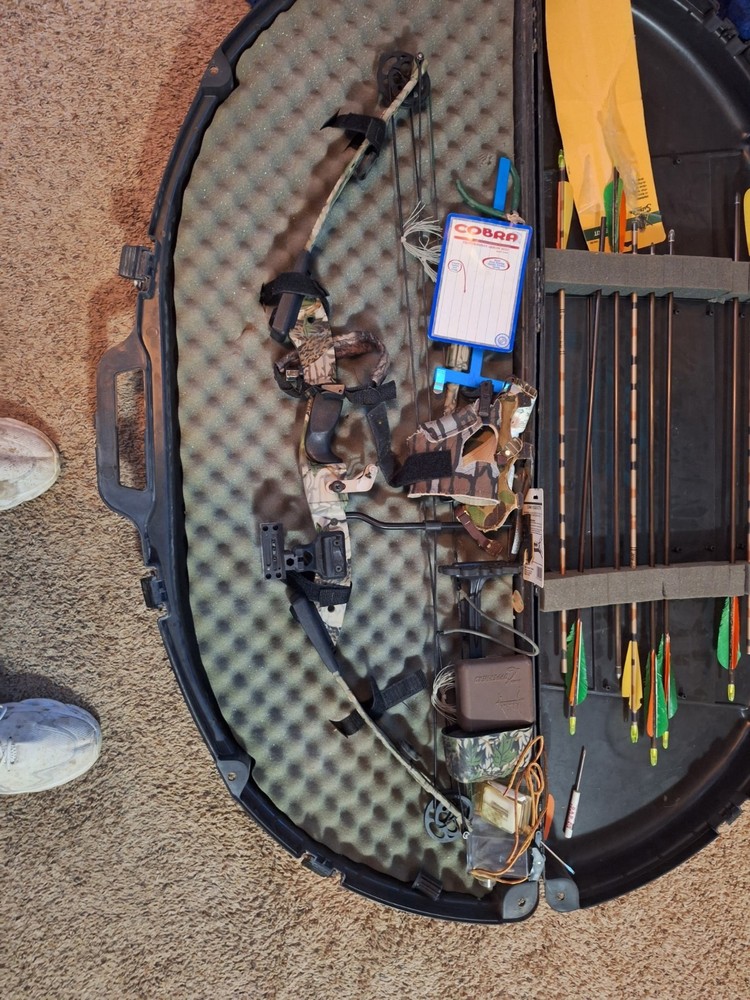 pse compound bow with hard case and extra accesories. see photos.