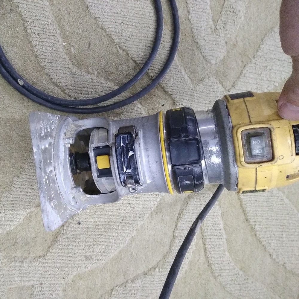 DeWALT COMPACT ROUTER , DWP 611