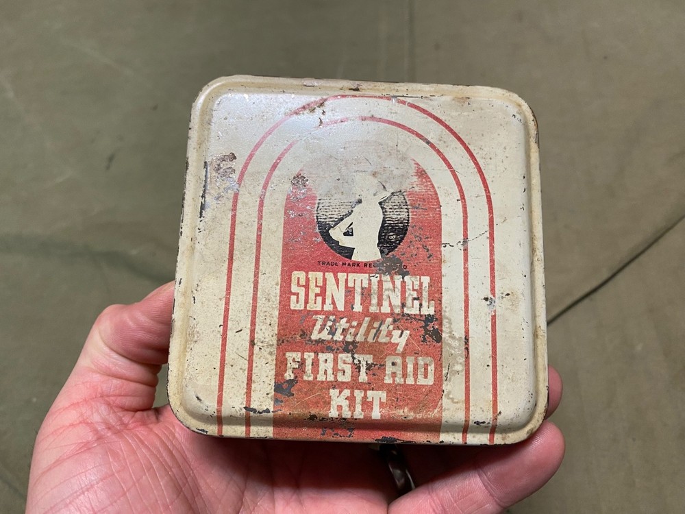 ORIGINAL WWII ERA US SENTINEL FIRST AID KIT CARRY TIN