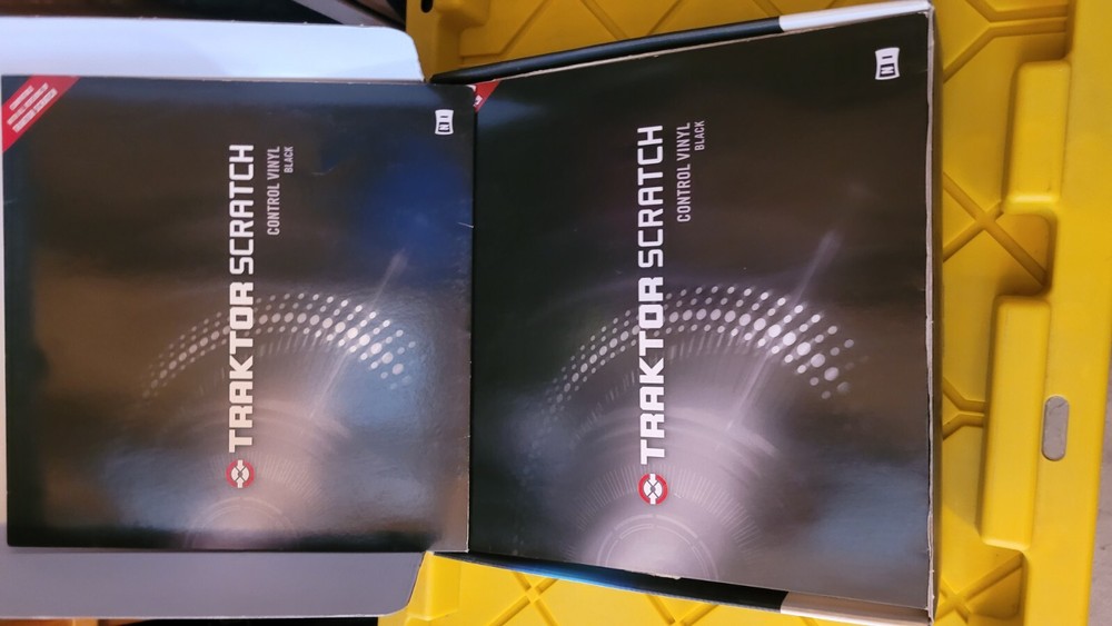 Native Instruments Traktor Scratch Duo w/Traktor Pro2 Upgrade License