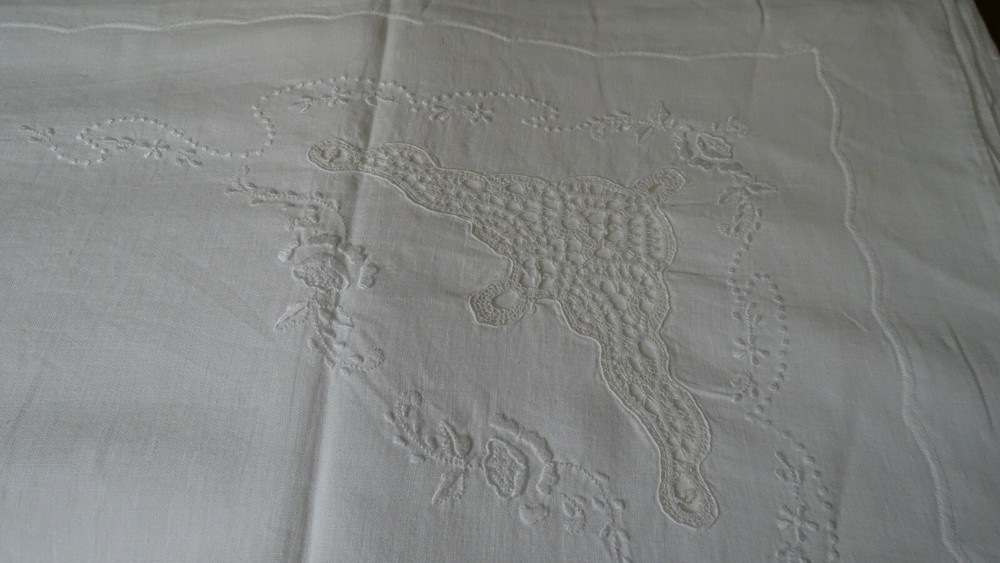 linen sheet with tombolo applications