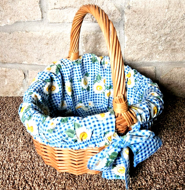 Pretty Wicker Basket with Blue Gingham Liner & Daisy Pattern 11" Round