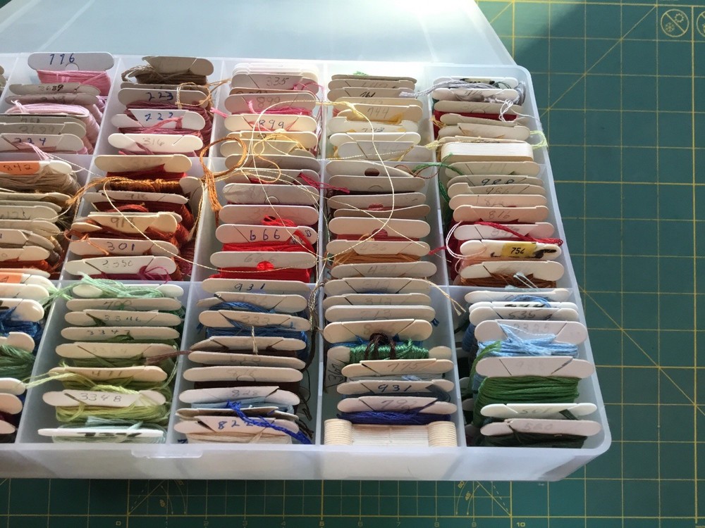 PLASTIC CASE 150? EMBROIDERY FLOSS THREAD SAMPLES WITH NUMBERS ALL COLORS
