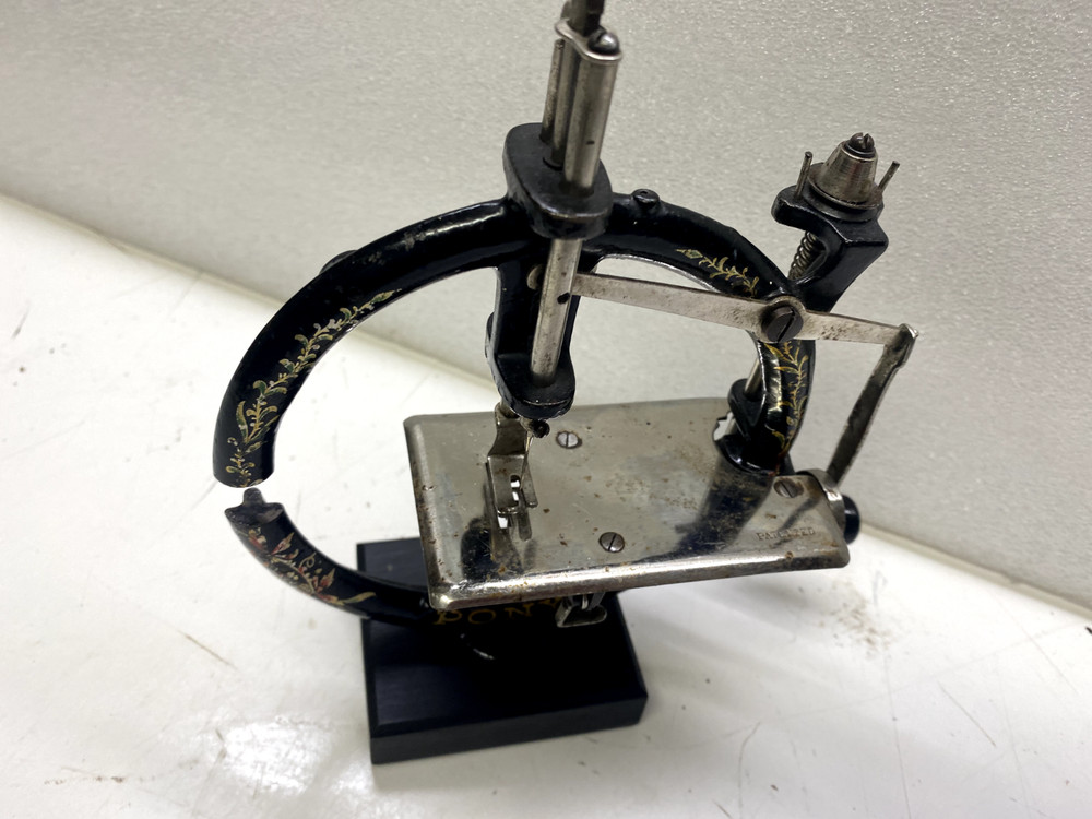 ANTIQUE CAST IRON HAND CRANK SEWING MACHINE.