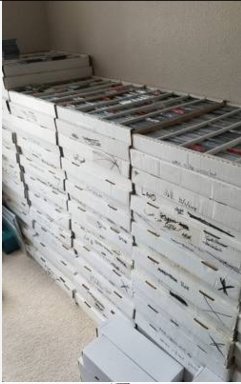 ESTATE Mixed Sport Storage unit find 500 Ct Card Box , Stars Rookies , Commons