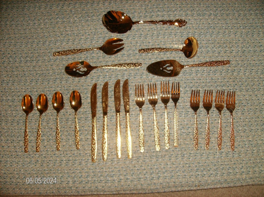 21 PC GOLD STAINLESS STEEL ROSE PATTERN 4 SETTING & 5 PC SERVING SET