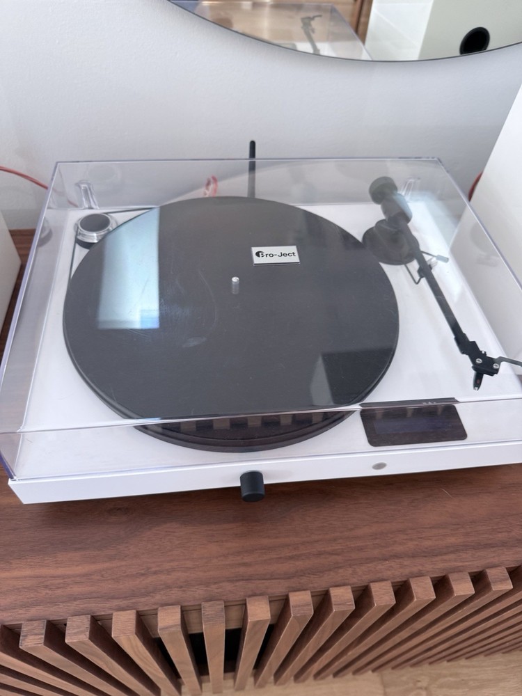 Pro-Ject Juke Box E1 Complete System Turntable Speaker Bluetooth Value $1199
