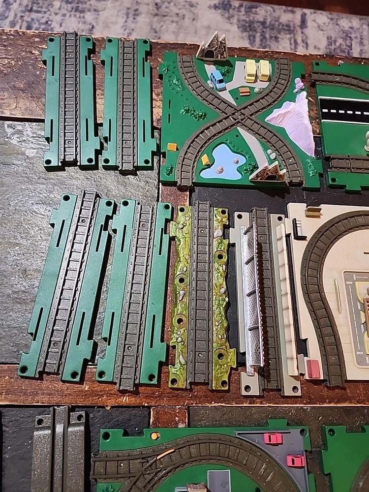 2004 2005 Basic Fun XTS Expandable Train System tracks cars
