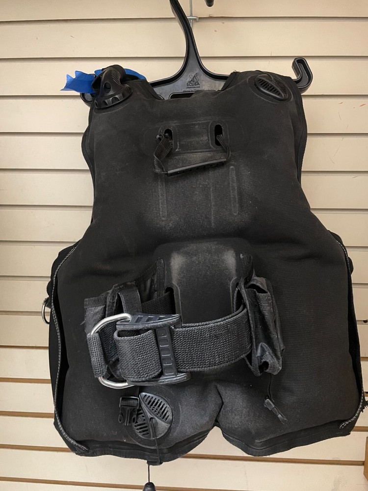 Used as is Aqualung AXIOM BCD