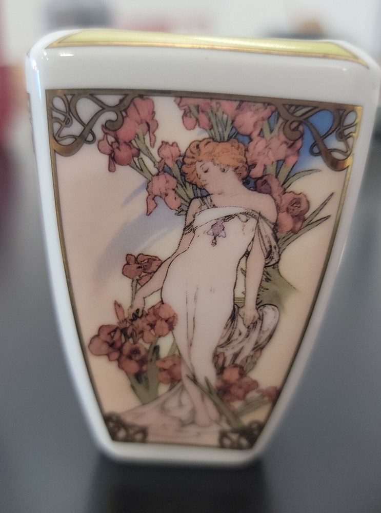 Goebel Mini Vases 4 W/ Two Mini Plates