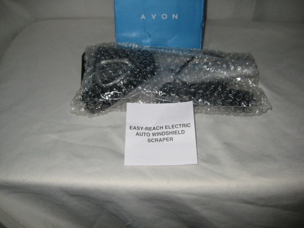 New Avon Easy Reach Auto Windshield Scraper Plugs into 12 Volt Socket