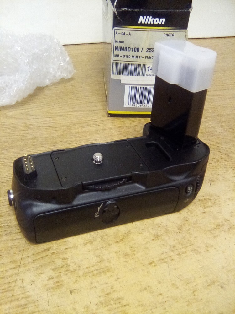 Nikon MB-D100 Multi Function Battery Pack