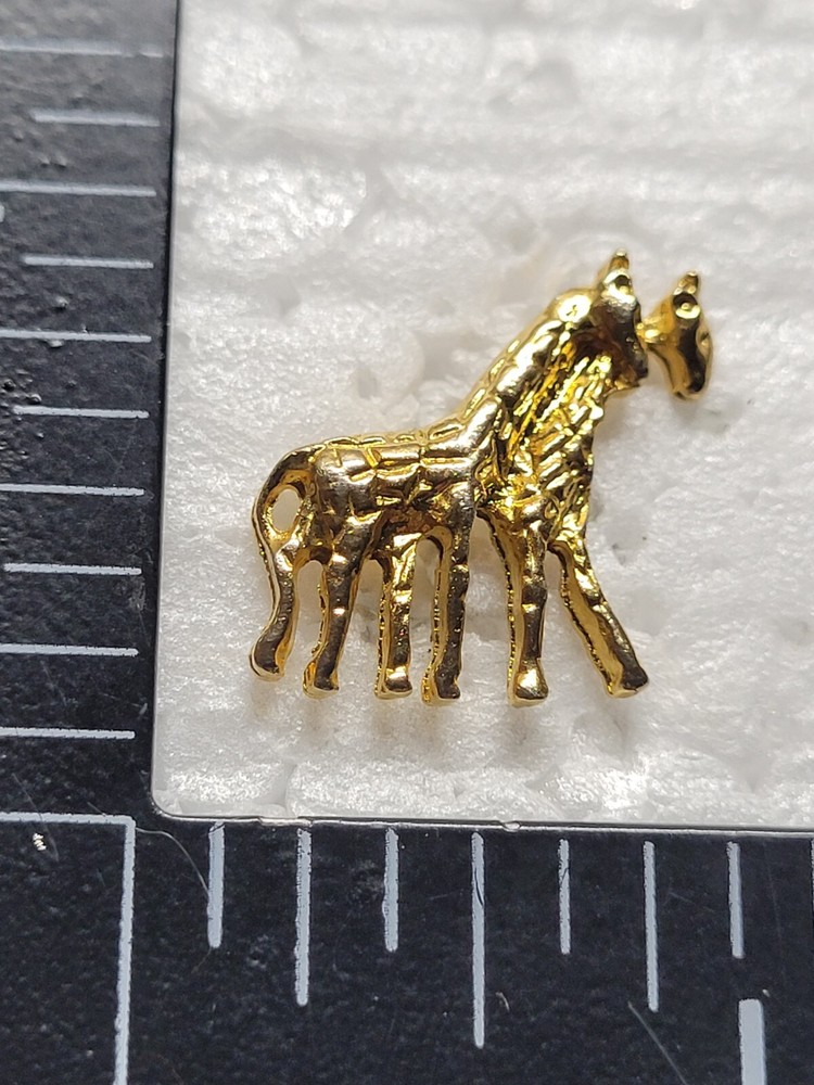 GERAFFE HAT LAPEL PIN PIN BACK USED (I0867)