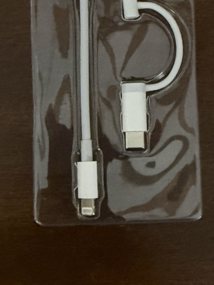 New SD Card Reader with Dual Connectors (Lightning & USB C) for iPad Or iPhone