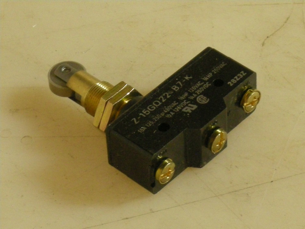 Omron Z-15GQ-B Panel Mount Snap Action Switch 1NO 1NC 15A