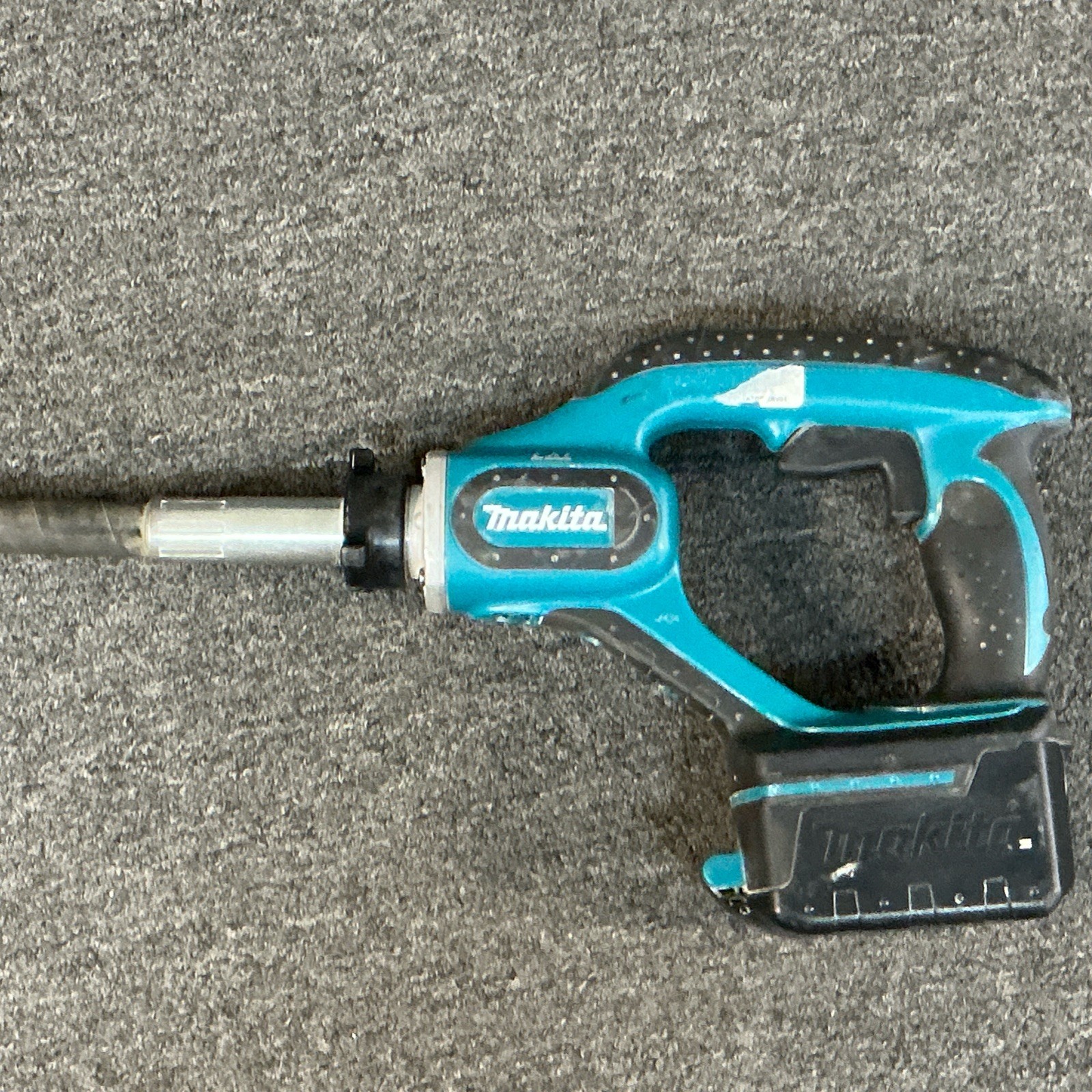 Makita XRV02T 18V Cordless 8' Concrete Vibrator Kit