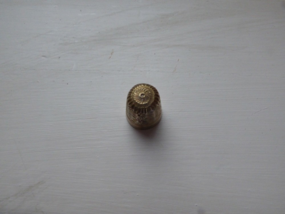 Silver / Brass (EPNS) Thimble floral pattern