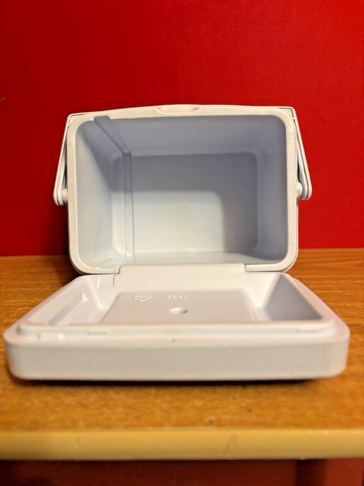 Rubbermade Personal Size Cooler Model 2905