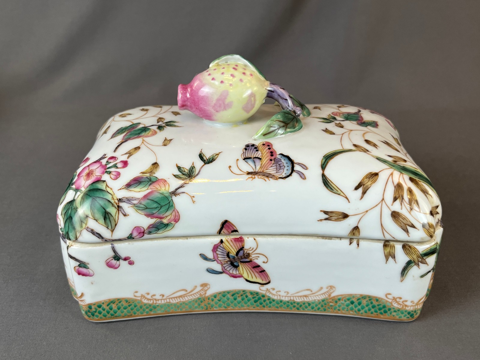 Hua Rong Tang Zhi Porcelain Hand-Painted 8" Lidded Box w/Pomegrante Finial: MINT