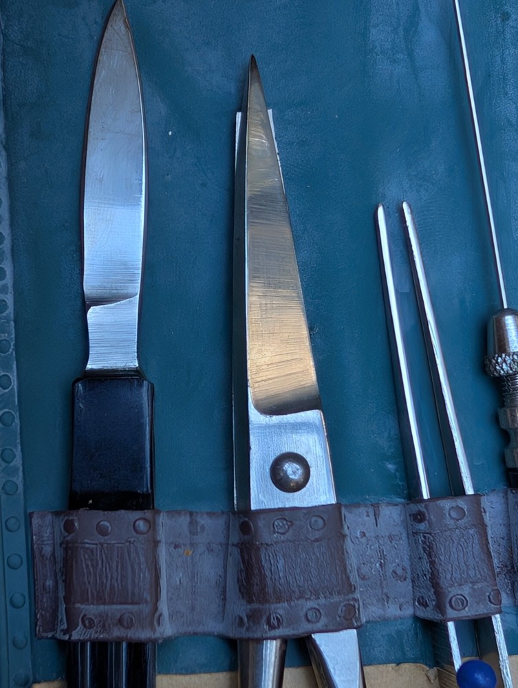 1960 era dissecting kit with closable plastic case