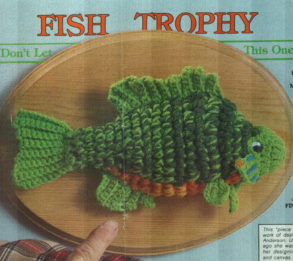 FISH TROPHY FOR YOUR FISHERMAN DIGEST SIZE CROCHET PATTERN INSTRUCTIONS