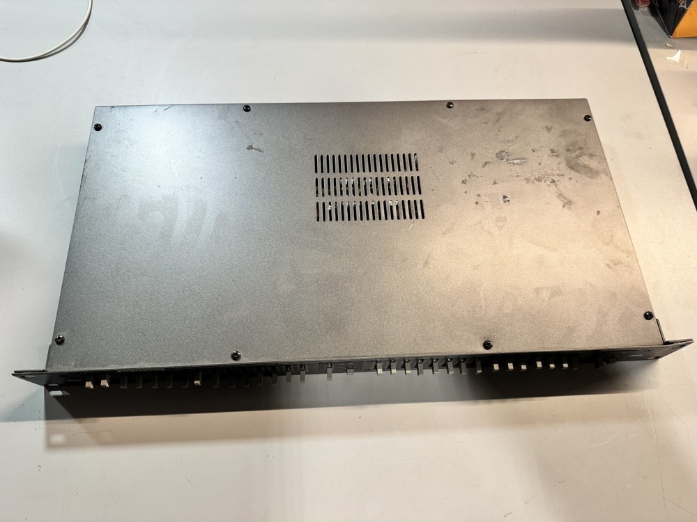 Samson E30, 2/3 Octave Stereo 15 Band Graphic Equalizer, Rack Mounting