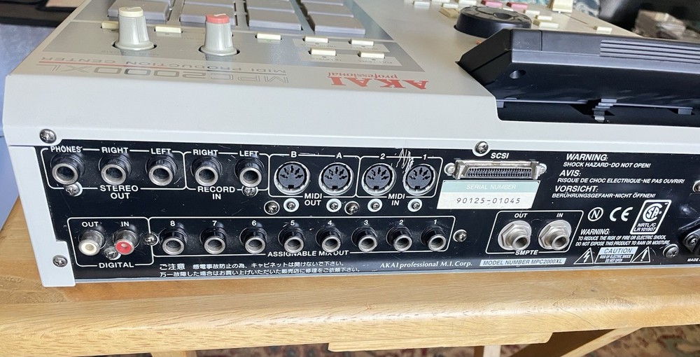 Akai MPC 2000 XL Sampler/Sequencer Drum Machine 8 Outputs