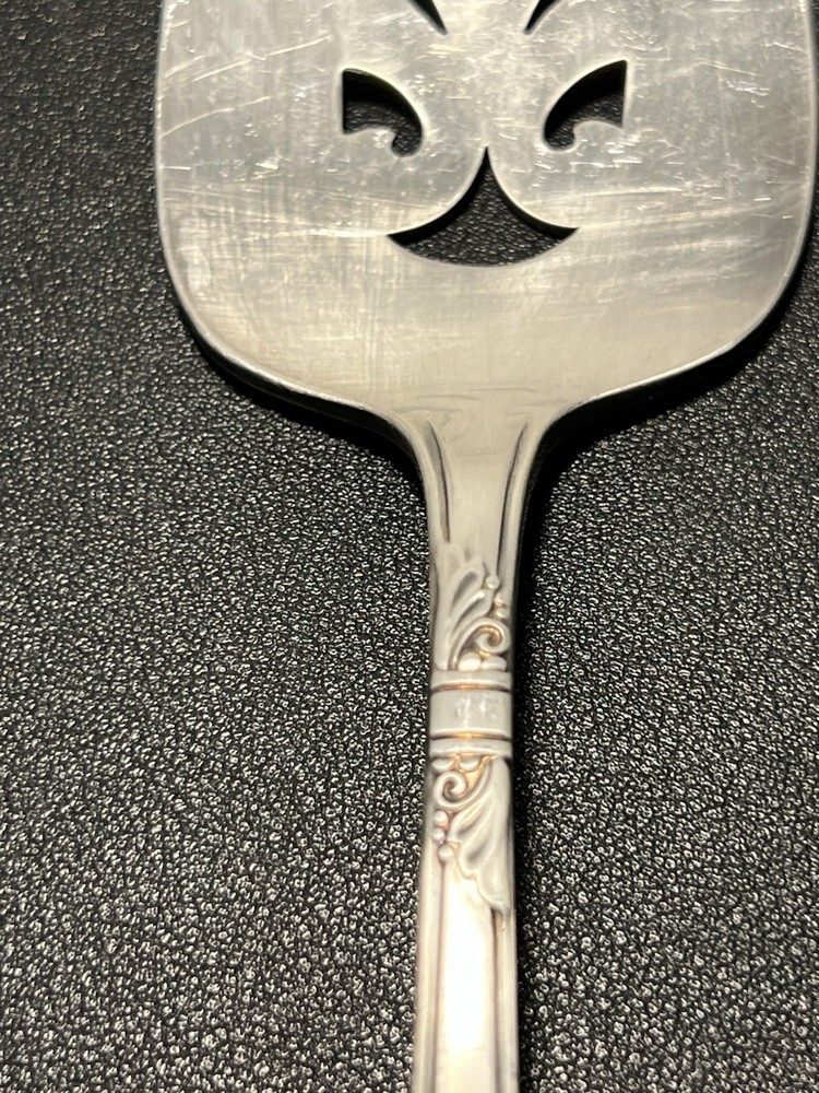 WM Rogers International Silver 1950s Silverplate Pierced Cake Pie Server, 9.5”