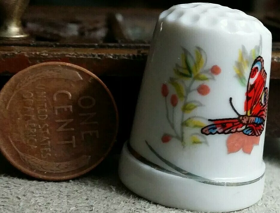 Ceramic THIMBLE DECORATED WITH A BUTTERFLY