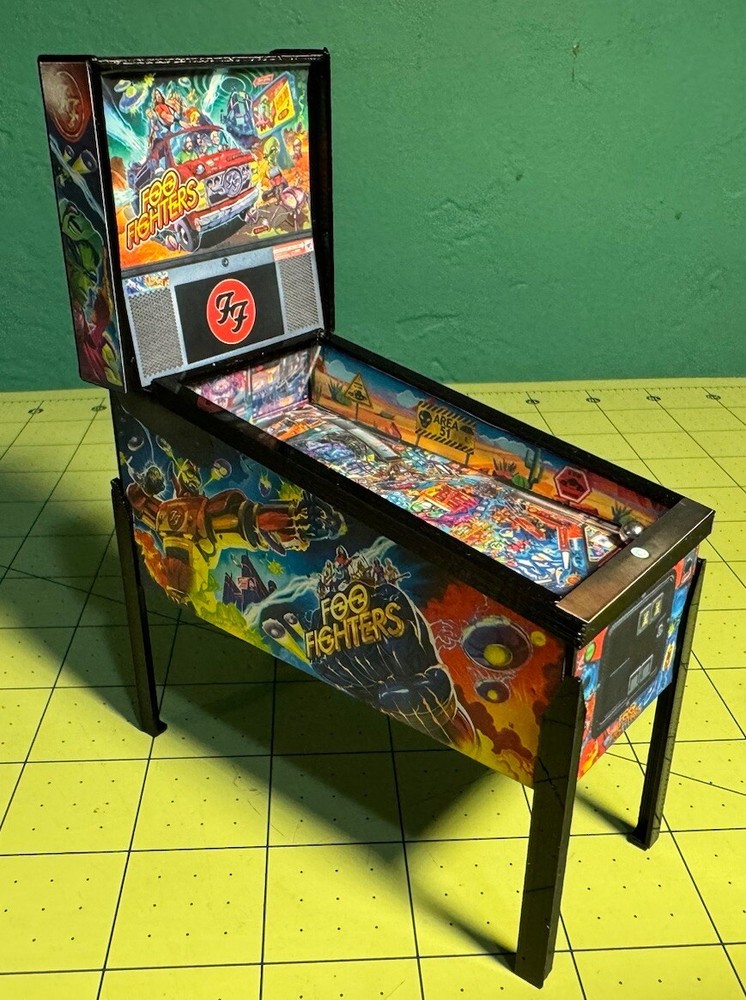 Miniature Replica "Foo Fighters” Pinball Machine Scale Model, Keepsake, Trophy