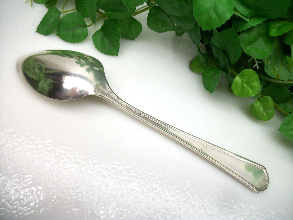Oneida Tudor Plate QUEEN BESS I Silverplate Solid Serving Spoon 1924