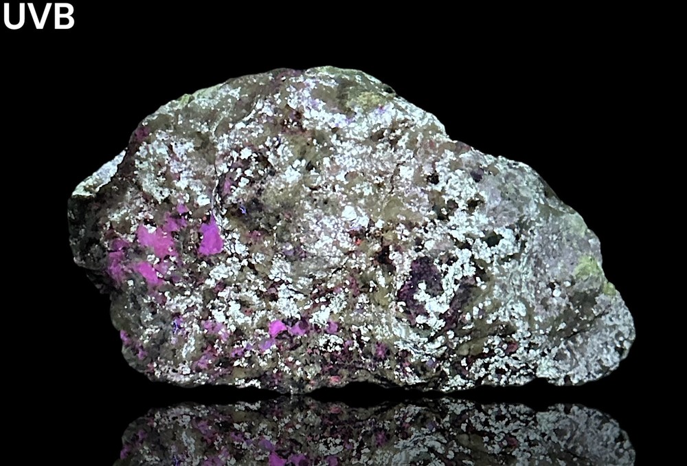 675 Gr. Fluorescent Phosphorescent Tenebrescent Hackmanite, Richterite, Unknown