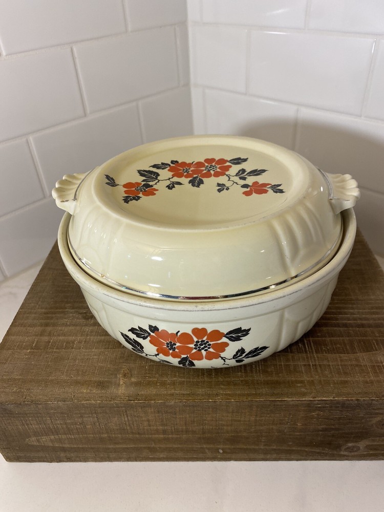 Hall Superior Kitchenware Red Poppy Pattern Covered 1.5 Quart Casserole Baker