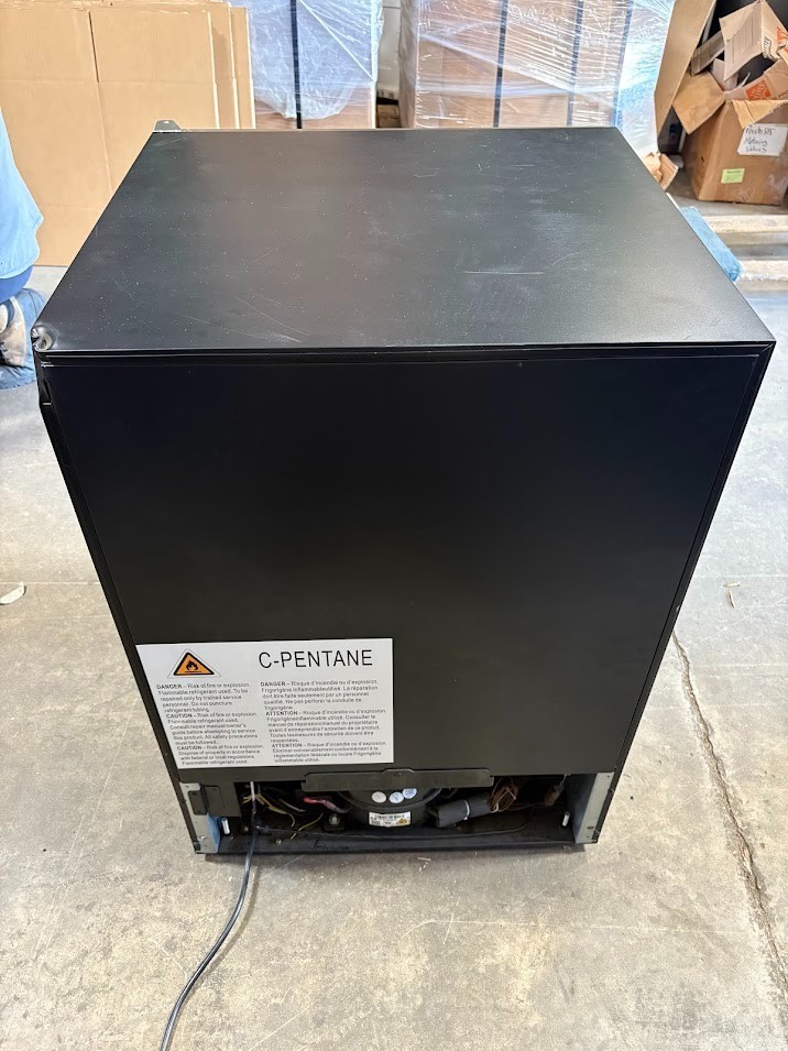 XO XOU24BCGSR 24" Beverage Center w/ Glass Shelves (Bad compressor, Sold AS IS)