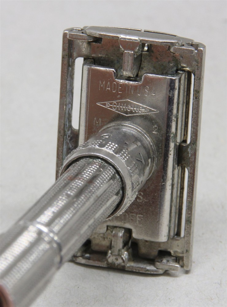 1967 GILLETTE Slim Adjustable Safety Razor Chrome M2 Date Code w/Simplex Blade