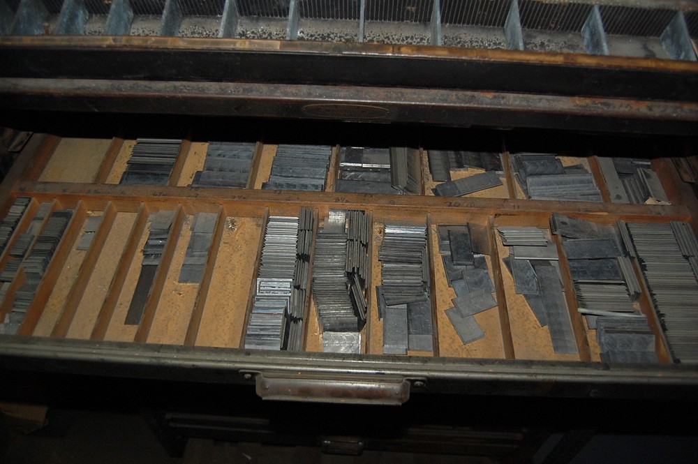 Type cabinet 24 draws bookbinding hot stamping full with type