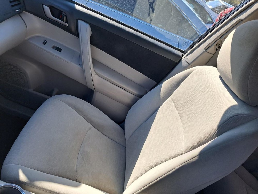 HIGHLANDR 2011 Glove Box 4850872